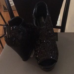 Wedge peep toe shoes